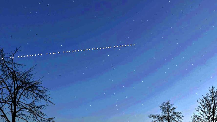 This image comes from one of many videos online showing a row of Starlink satellites in the night sky. This image comes from one of many videos online showing a row of Starlink satellites in the night sky.