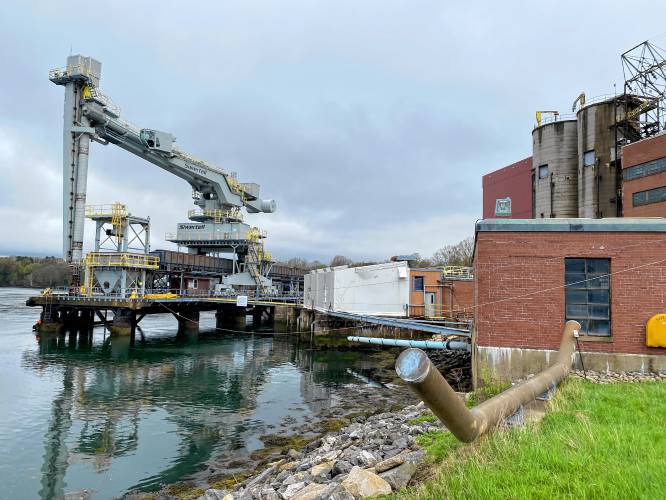 This crane alongside Schiller Power Station in Newington lifted coal with an auger and can handle any similar dry goods. It also has a traditional crane for lifting  large objects. The river has a 35-foot depth at that point.