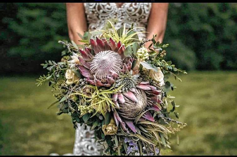 An example of texture in a bride’s bouquet.