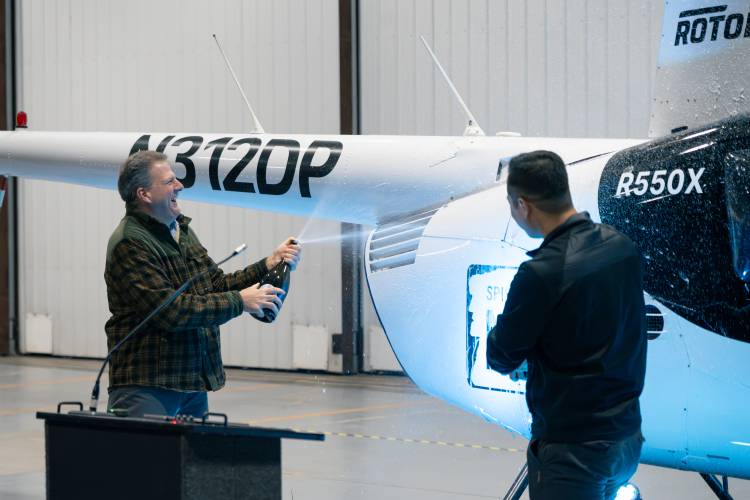 New Hampshire Governor Chris Sununu (left) and Rotor CEO Hector Xu (right) christen Rotor’s R550X prototype the “Spirit of New Hampshire” at Rotor’s hangar at Nashua Airport.