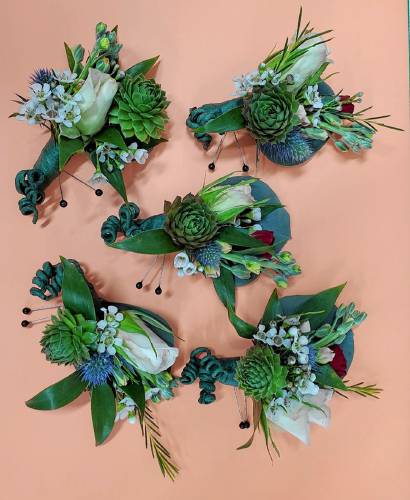 A collection of boutonnières for the groom and groomsmen.