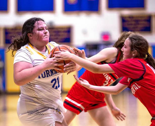 Franklin forward Maddie Doherty (21) fights for the ball against Mount Royal forward Jayelin Greenhalgh during the second half on Friday.