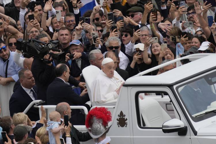 Pope Francis tours St. Peter's Square in his popemobile after bestowing the Urbi et Orbi (Latin for to the city and to the world) blessing at the end of the Easter mass presided over by Cardinal Angelo Comastri in St. Peter's Square at the Vatican Sunday, April 20, 2025.(AP Photo/Gregorio Borgia)