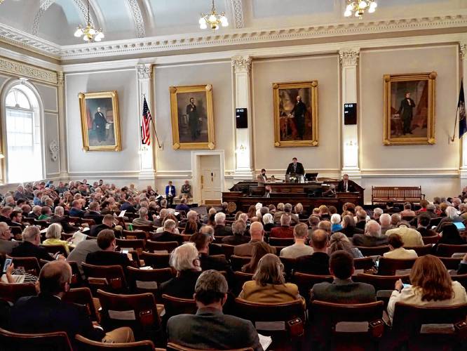 Democrats could narrowly retake the state House by winning back a handful of seats, but Republicans hope that dissatisfaction with the economy could help them expand their majority.