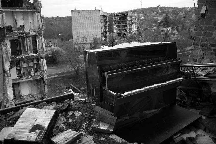 Images taken by a New Hampshire photographer show the human tragedy in Ukraine.