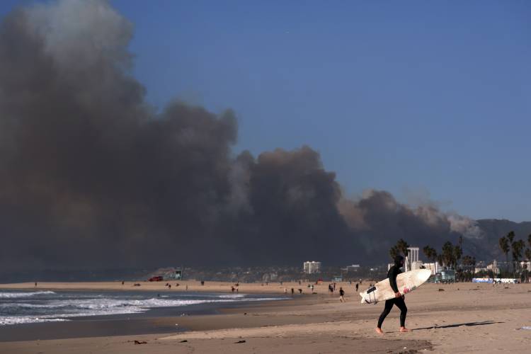 Smoke from a wildfire is seen from the Venice Beach section of Los Angeles, Tuesday, Jan. 7, 2025. (AP Photo/Jae C. Hong)