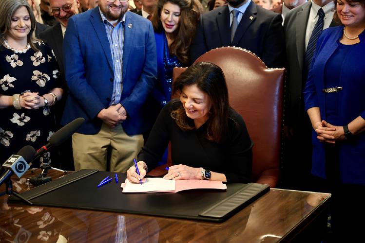 Gov. Kelly Ayotte signs House Bill 592. Gov. Kelly Ayotte signs House Bill 592.