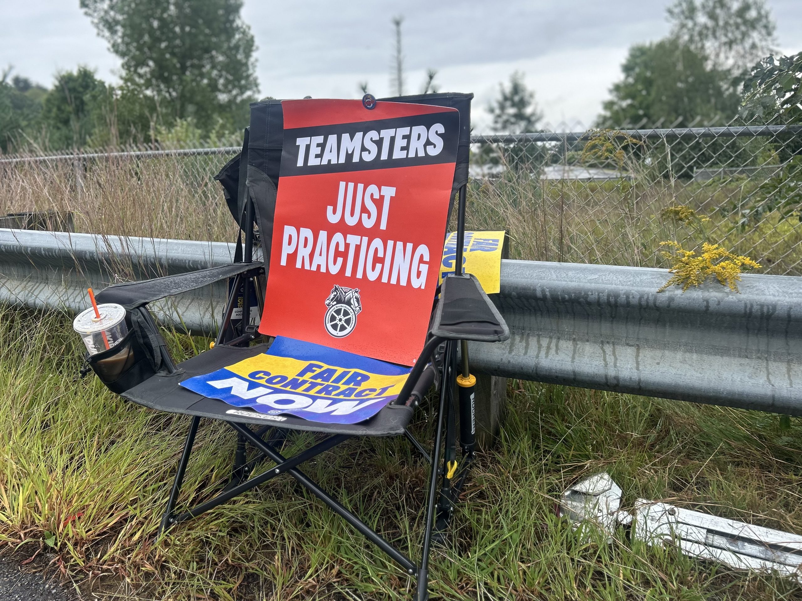 Синдикат Teamsters проводит демонстрацию в Нью-Гэмпшире, требуя сохранить пенсионный фонд для сотрудников Associated Grocers